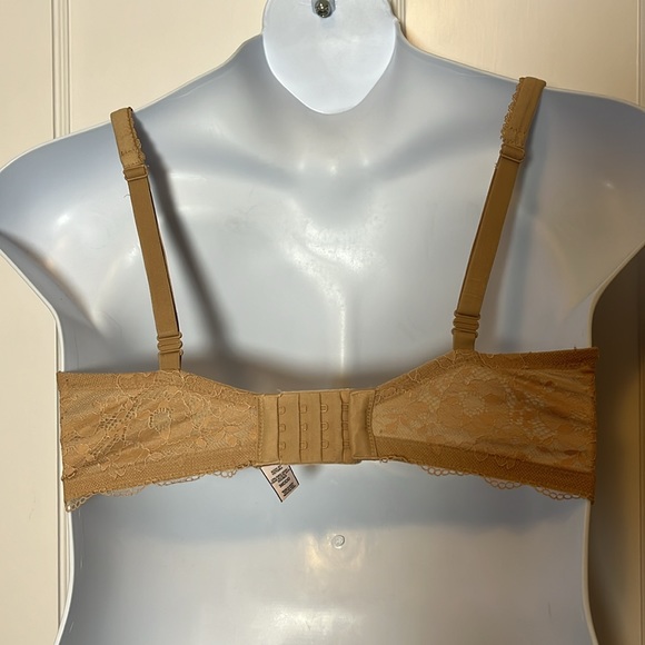 Victoria’s Secret Body by Victoria Unlined Lace Demi Bra - Picture 4 of 8